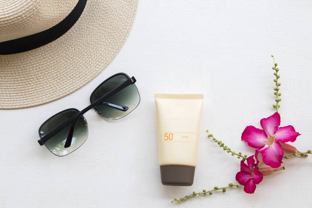 cosméticos naturais protetor solar spf50 para cuidados de saúde pele rosto e chapéu, óculos de sol de estilo de vida mulher relaxar decoração no fundo branco
  - Foto, Imagem