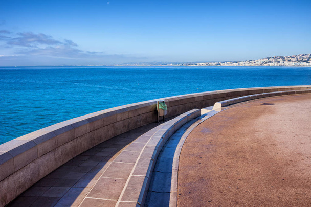 フランスのニースの街にてフレンチ ・ リビエラの海の遊歩道の手すりの曲線 - 写真・画像