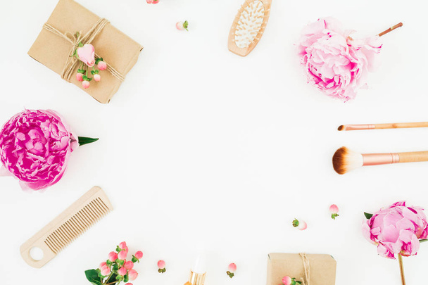 Kreativita rámu složení růžová Pivoňka s kartáč na vlasy, střapcem a dary box na bílém pozadí. Plochá ležel, horní pohled - Fotografie, Obrázek