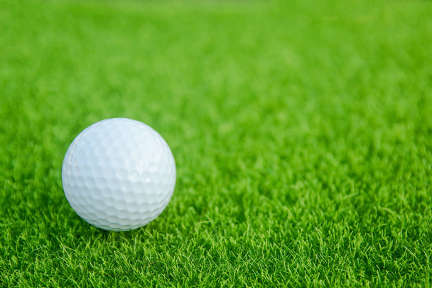 Golfbal op groene gras klaar om te spelen op de golfbaan. met kopie ruimte - Foto, afbeelding