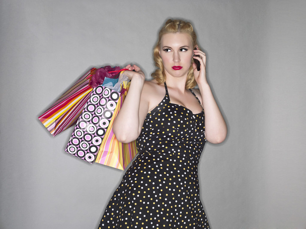 atraktivní dáma s nákupní tašky a mobil - Fotografie, Obrázek
