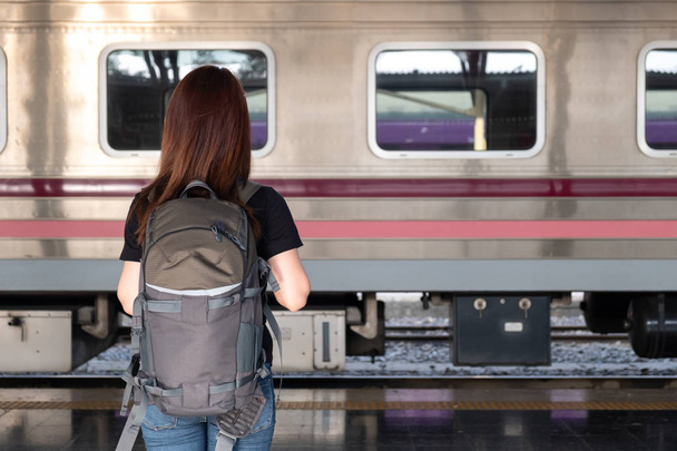 Młoda kobieta podróżująca na peronie dworca kolejowego, koncepcja podróży - Zdjęcie, obraz
