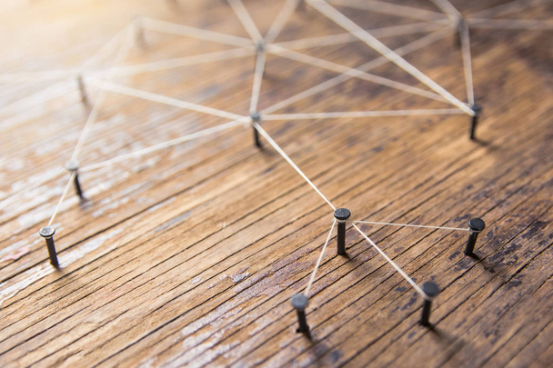Connettere il concetto di reti - rete connessa con filato bianco su legno Plank con spazio di copia. Simulatore di connessione social media, internet, la comunicazione delle persone, Collegamento diritto
 - Foto, immagini