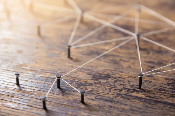 Conectando o conceito de redes - rede conectada com fio branco em madeira de prancha com espaço de cópia. Conexão de simulador de mídia social, internet, comunicação de pessoas, Linking entitie
 - Foto, Imagem