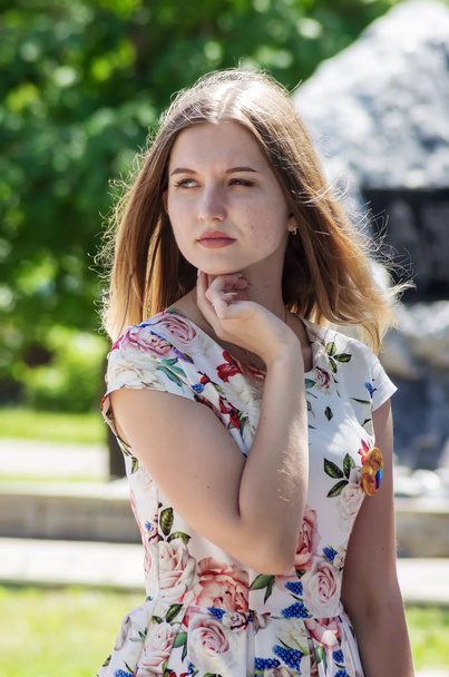 Young girl on a walk in the city park. 06/23/2018: The picture was taken in Russia, in the city of Orenburg. During the public event dedicated to the Alumni Day "Spring Ball" - Фото, изображение