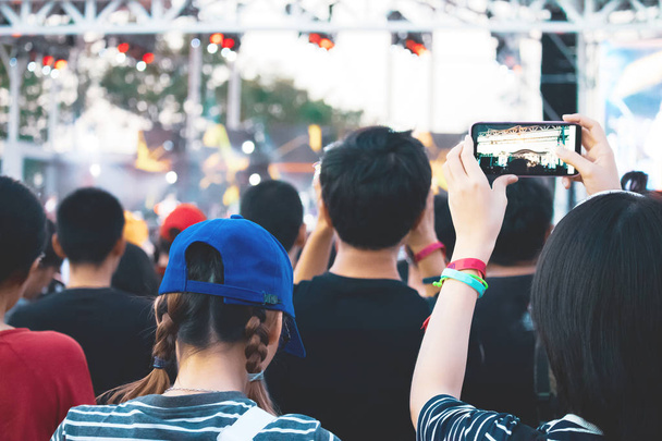 Hand met een smartphone platen live muziekfestival, Het nemen van foto 's van het concertpodium, live concert, muziekfestival - Foto, afbeelding