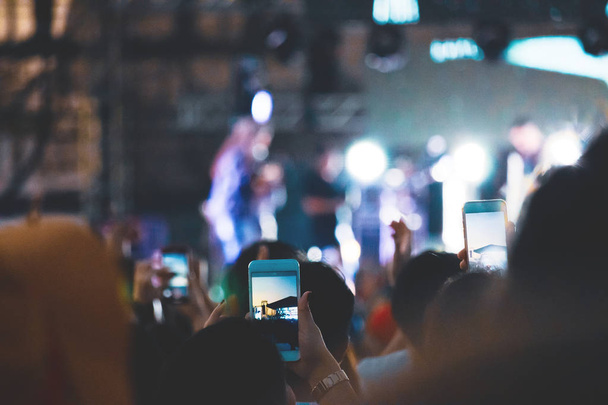 Рука з записами смартфонів живий музичний фестиваль, фотографування концертної сцени, живий концерт, музичний фестиваль
 - Фото, зображення