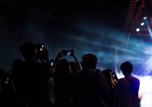 Mano con un smartphone graba el festival de música en vivo, Tomando foto del escenario del concierto, concierto en vivo, festival de música
 - Foto, Imagen