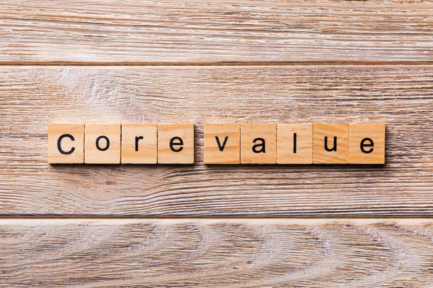 Core Value woord geschreven op hout blok. Kern waarden tekst op houten tafel voor uw ontwerpen, concept. - Foto, afbeelding