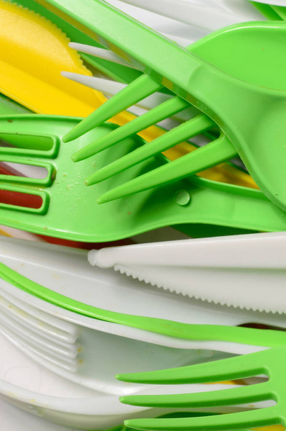 Pile de jaune vif, vert et blanc utilisé des appareils de cuisine en plastique. Problème écologique. Pollution plastique
 - Photo, image