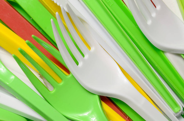 Σωρός από φωτεινό κίτρινο, το πράσινο και το λευκό χρησιμοποιούνται πλαστικά είδη κουζίνας συσκευές. Οικολογικό πρόβλημα. Πλαστική ρύπανση - Φωτογραφία, εικόνα