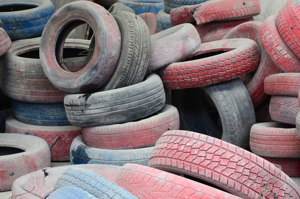 Kuva monista vanhoista käytetyistä renkaista, jotka on jätetty kaatopaikalle. Kuva ekologisesta ongelmasta ja katastrofista
 - Valokuva, kuva