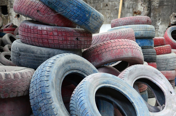 Фотография многих старых подержанных шин, оставленных на свалке отходов. Картина экологической проблемы и катастрофы
 - Фото, изображение