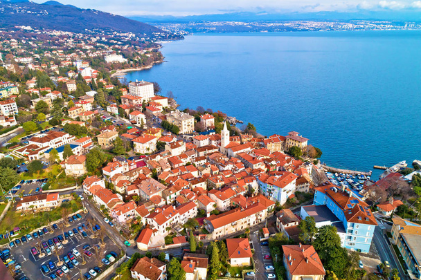 Ville de Lovran et baie de Kvarner vue aérienne, baie de Kvarner en Croatie
 - Photo, image