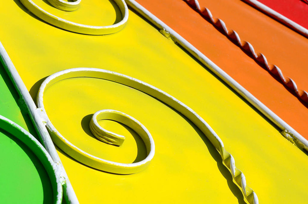 Textura metálica de uma peça de parede colorida com um padrão forjado. Cores arco-íris
 - Foto, Imagem