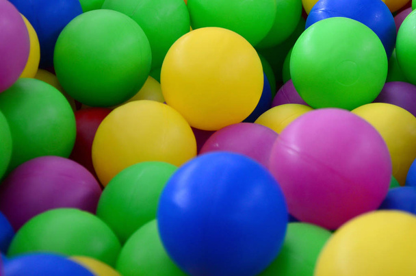 Värillisiä muovipalloja pelihuoneessa. Uima-allas hauskaa ja hyppäämällä värillisiä muovipalloja
 - Valokuva, kuva