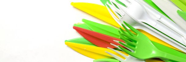 Montón de amarillo brillante, verde y blanco utensilios de cocina de plástico de un solo uso electrodomésticos sobre fondo blanco
 - Foto, imagen