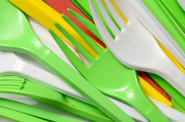 Bolyhos világos sárga, zöld és fehér használt műanyag konyhai berendezések. Ökológiai probléma. Műanyag szennyezés - Fotó, kép