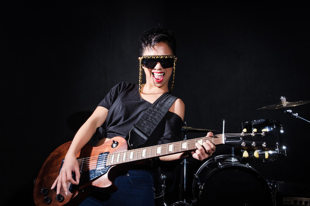 コンサートの間に女性ギター プレーヤー - 写真・画像