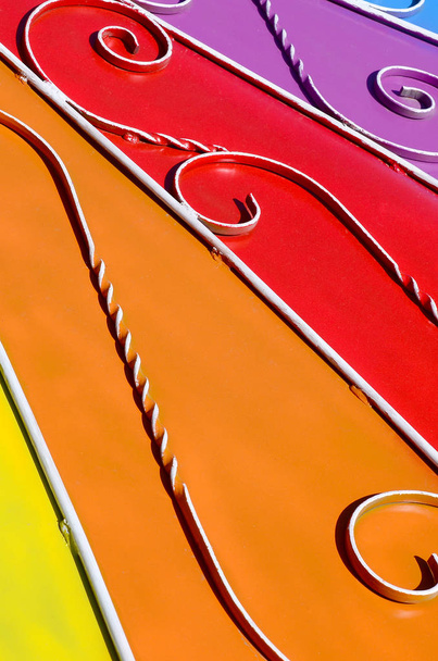 Metal doku dövme desenli renkli duvar parçasının. Gökkuşağı renkleri - Fotoğraf, Görsel