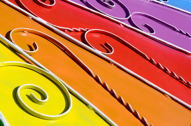 Texture métallique d'un morceau de mur coloré avec un motif forgé. Couleurs arc-en-ciel
 - Photo, image