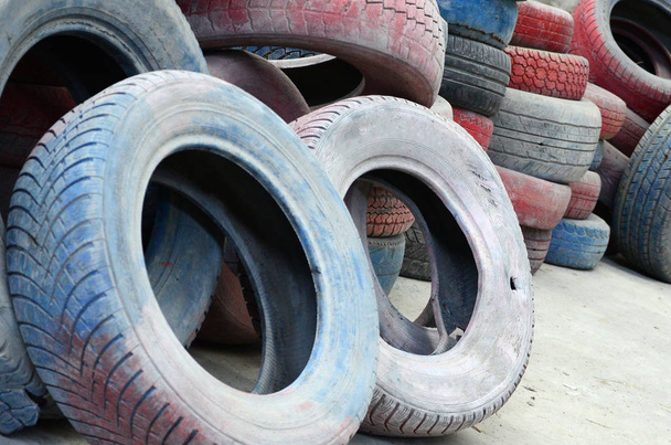 Uma foto de muitos pneus usados antigos deixados em uma lixeira. O quadro de um problema ecológico e um desastre
 - Foto, Imagem