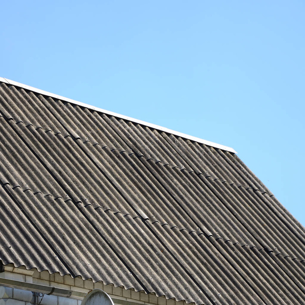 Weiße Dächer bringen kühle Ersparnisse. für Häuser in warmen Klimazonen können kühle Dächer die Kosten für Klimaanlagen um bis zu 20 Prozent senken - Foto, Bild