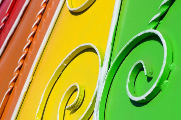 Металева текстура шматка кольорової стіни з кованим візерунком. Кольори веселки
 - Фото, зображення