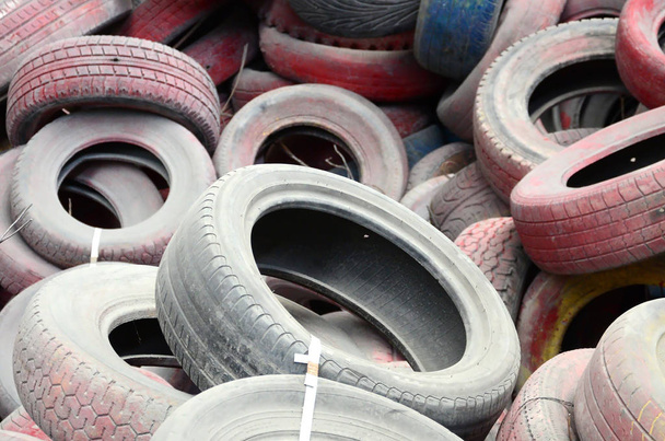 Een beeld van veel oude gebruikte banden liet op een afval dumpen. Het beeld van een ecologisch probleem en ramp - Foto, afbeelding