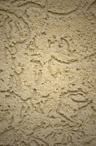 The texture of the beige decorative plaster in bark beetle style. Russian variation of decorating facade walls - Foto, Bild