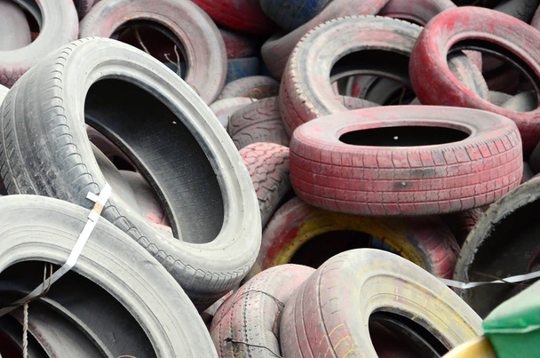 Фотографія багатьох старих використаних шин, залишених на сміттєзвалищі. Картина екологічної проблеми та катастрофи
 - Фото, зображення