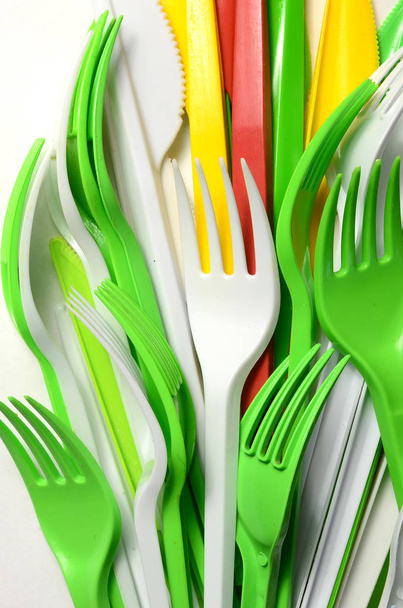 Pile di brillante giallo, verde e bianco utilizzato elettrodomestici da cucina in plastica. Problema ecologico. Inquinamento della plastica
 - Foto, immagini