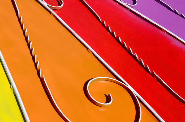 Texture métallique d'un morceau de mur coloré avec un motif forgé. Couleurs arc-en-ciel
 - Photo, image