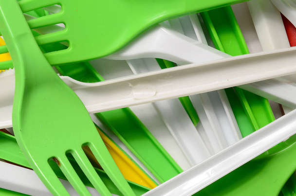 Hromady zářivě žluté, zelené a bílé použité plastové kuchyňské spotřebiče. Ekologický problém. Plastové znečištění - Fotografie, Obrázek