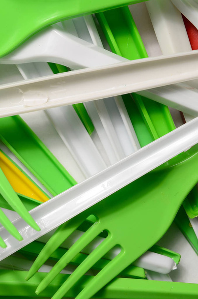 Σωρός από φωτεινό κίτρινο, το πράσινο και το λευκό χρησιμοποιούνται πλαστικά είδη κουζίνας συσκευές. Οικολογικό πρόβλημα. Πλαστική ρύπανση - Φωτογραφία, εικόνα