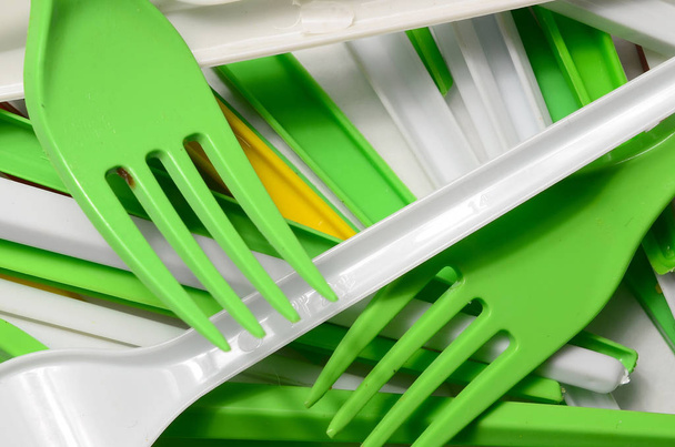 Pile de jaune vif, vert et blanc utilisé des appareils de cuisine en plastique. Problème écologique. Pollution plastique
 - Photo, image