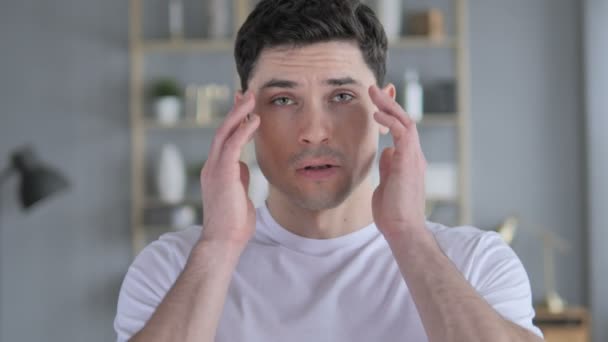 Kopfschmerzen, Porträt eines angespannten Mannes mittleren Alters mit grauen Haaren - Filmmaterial, Video