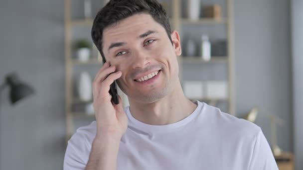 Gray Hair Businessman Talking on Phone - Video, Çekim