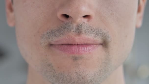 Close Up van glimlachende lippen en tanden van grijze haren Man - Video
