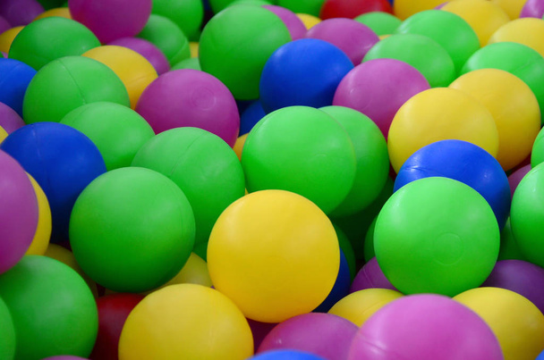 Boules en plastique coloré dans la piscine de la salle de jeux. Piscine pour s'amuser et sauter dans des boules en plastique colorées
 - Photo, image