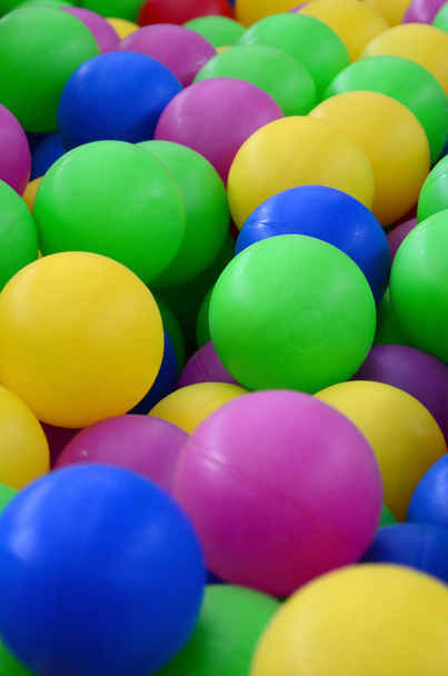 Bolas de plástico de colores en la piscina de la sala de juegos. Piscina para divertirse y saltar en bolas de plástico de colores
 - Foto, Imagen