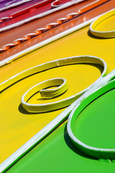 Μεταλλική υφή ενός κομματιού του χρώματος τοίχων με πλαστά μοτίβο. Χρώματα του ουράνιου τόξου - Φωτογραφία, εικόνα