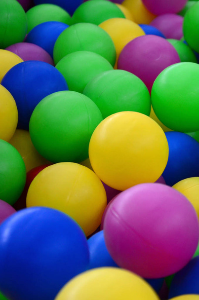 Színes műanyag labdák, medence, játékterem. A szórakoztató és színes műanyag labdák ugrás medence - Fotó, kép