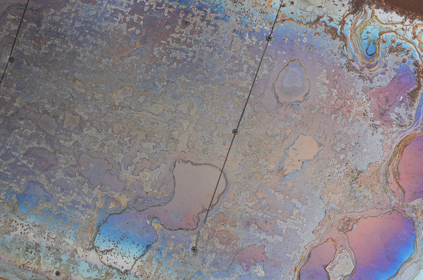 Bakır kaplama çelik levha üzerinde korozyon doku soyut. Turuncu ve mavi renklerde rasgele desen - Fotoğraf, Görsel