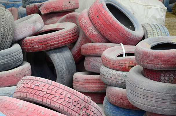 Uma foto de muitos pneus usados antigos deixados em uma lixeira. O quadro de um problema ecológico e um desastre
 - Foto, Imagem