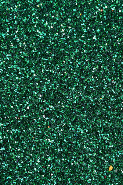 farbenfroher defokussierter smaragdgrüner Hintergrund mit glitzernden und funkelnden Flecken. festlich abstrakter weihnachtlicher Hintergrund für festliche Jahreszeiten - Foto, Bild