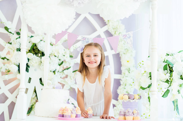 Pretty smiling little girl in the candy bar - 写真・画像