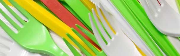 Montón de amarillo brillante, verde y blanco utiliza electrodomésticos de cocina de plástico. Problema ecológico. Contaminación plástico
 - Foto, Imagen