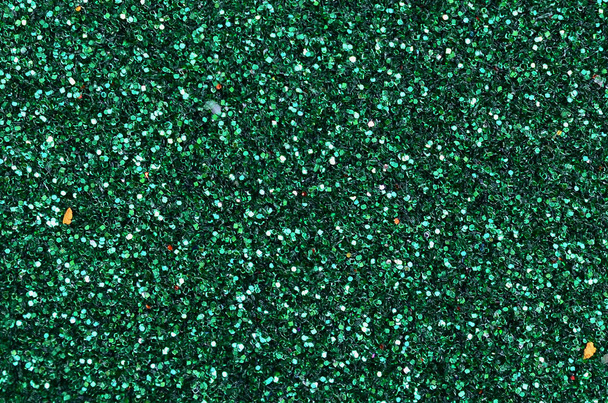 Színes defocused smaragd zöld háttérrel, csillogó és csillogó foltok. Ünnepi absztrakt karácsonyi háttér a ünnepi szezon - Fotó, kép