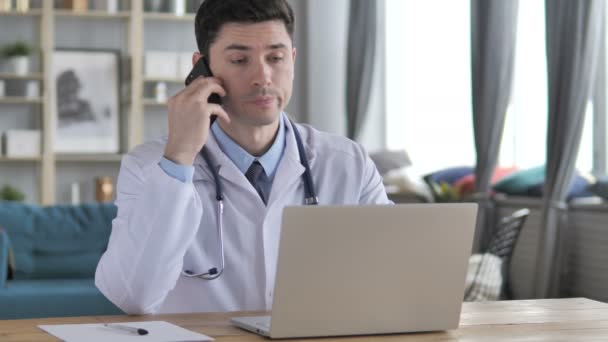 Doctor hablando con el paciente en la clínica
 - Metraje, vídeo